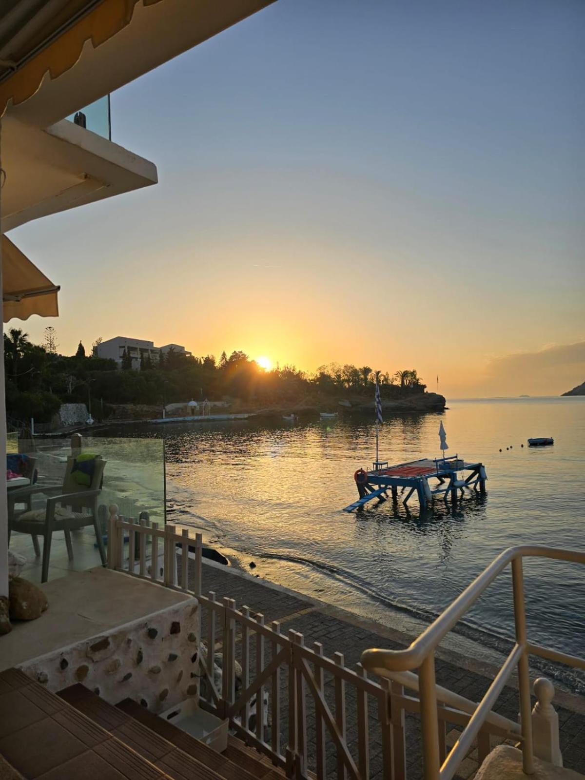 Komissa΄S Beach House Агия-Пелагия  Экстерьер фото